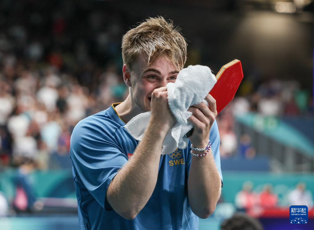 压迫力的 压迫力的